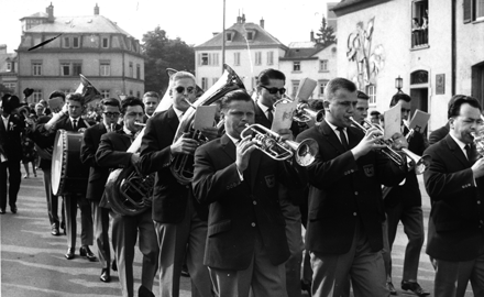 KKP1963 - Mit Schwung voran – die Kolpingkapelle beim 60er Fest 1963. 
Voraus (v.l.) Josef Kiemel und Egon Spiller an Flügelhorn und Trompete.