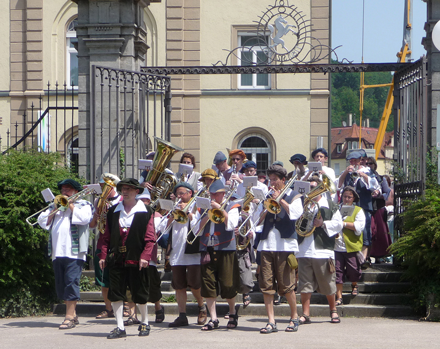 Ganz im Zeichen des Stadtjubiläums – gemeinsam mit den Einhorn-Musikanten in 
historischen Gewändern beim 70er Fest des AGV 1942